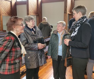 6631dd9c64aea14 Anne Hemzal, Elfriede Meffert und Erika Schneider erzählen Pfarrerin Anne Kampf von ihren Erlebnissen in der Bethanienkirche. Foto Petra Straub.jpg